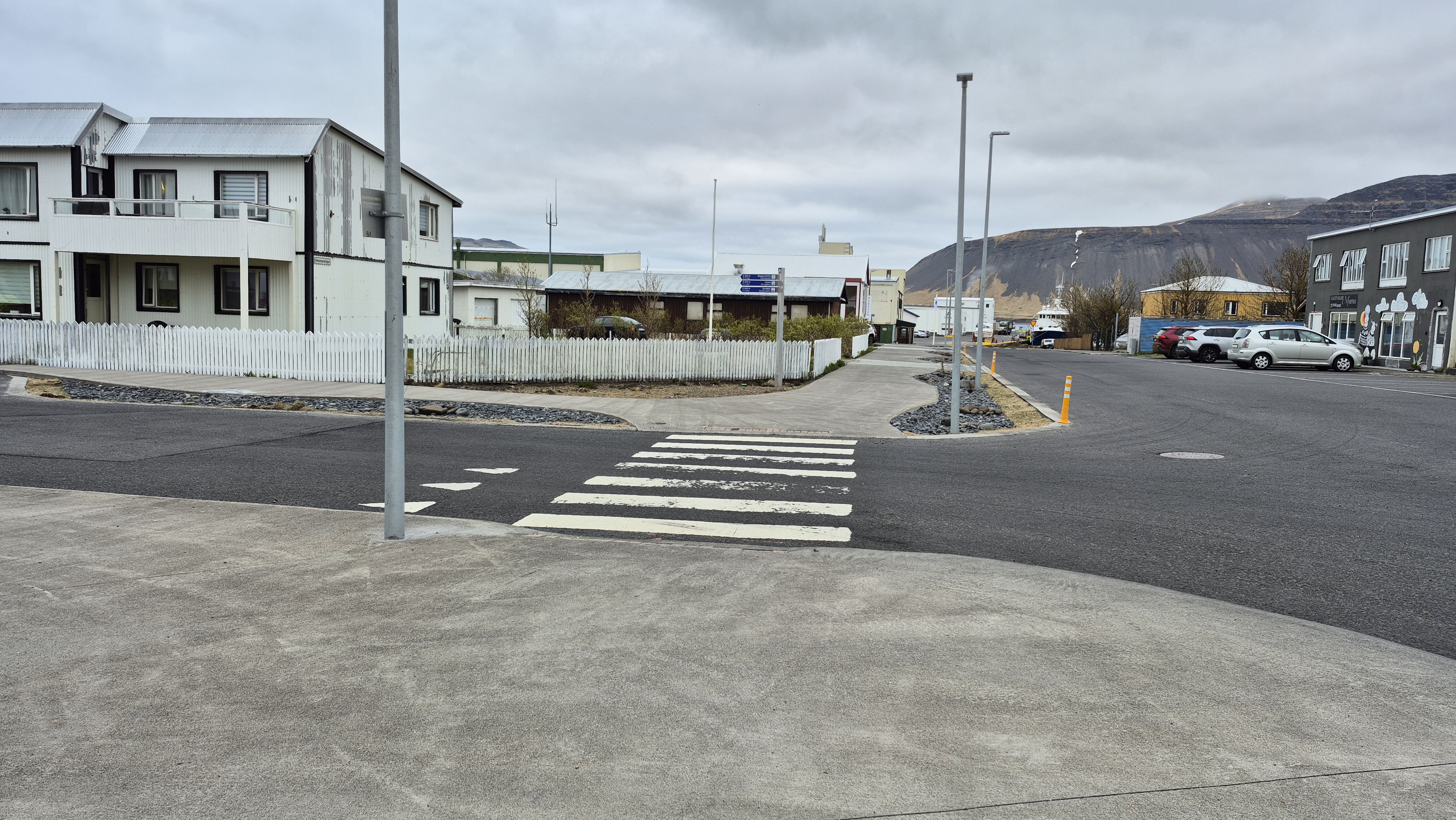 Hér þarf að útfæra betur rennslisleið yfir gatnamót, en of mikið vatn rennur niður Sólvelli og Eyrarveg
