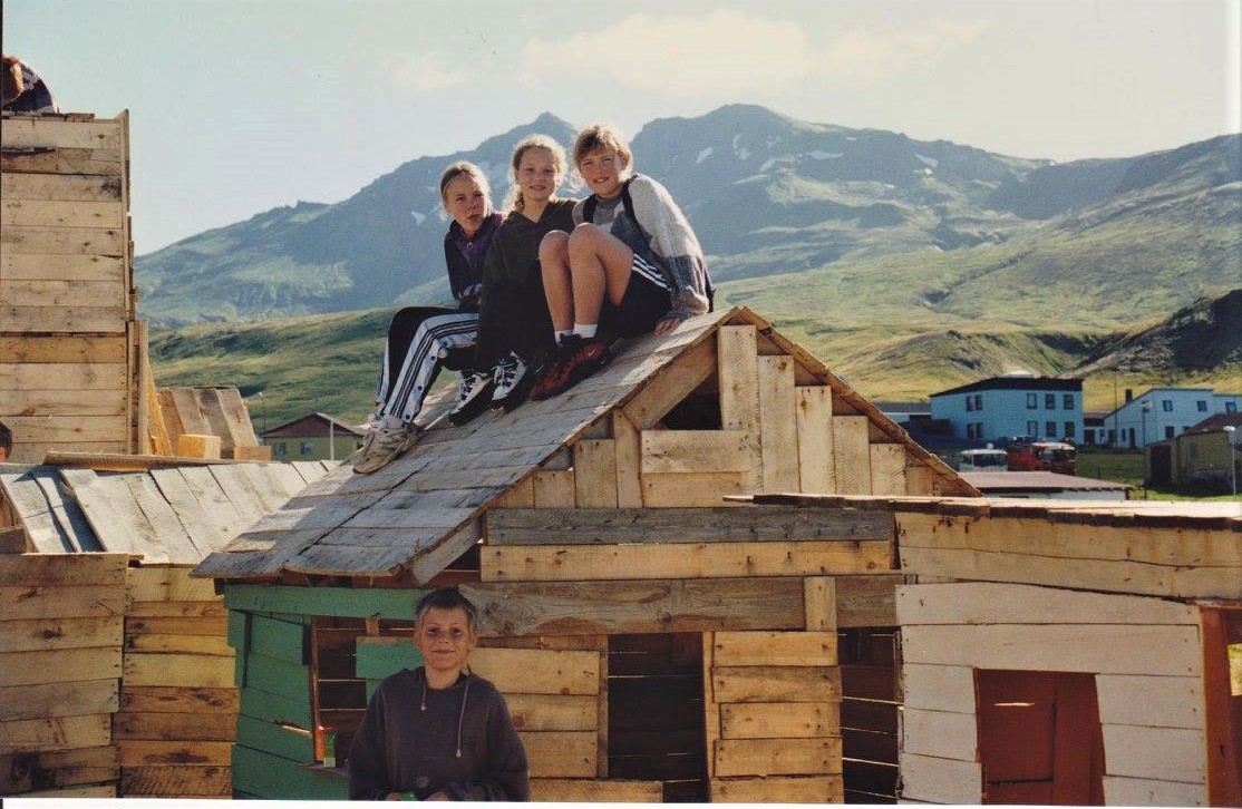 Krakkar í kofabyggð árið 1996