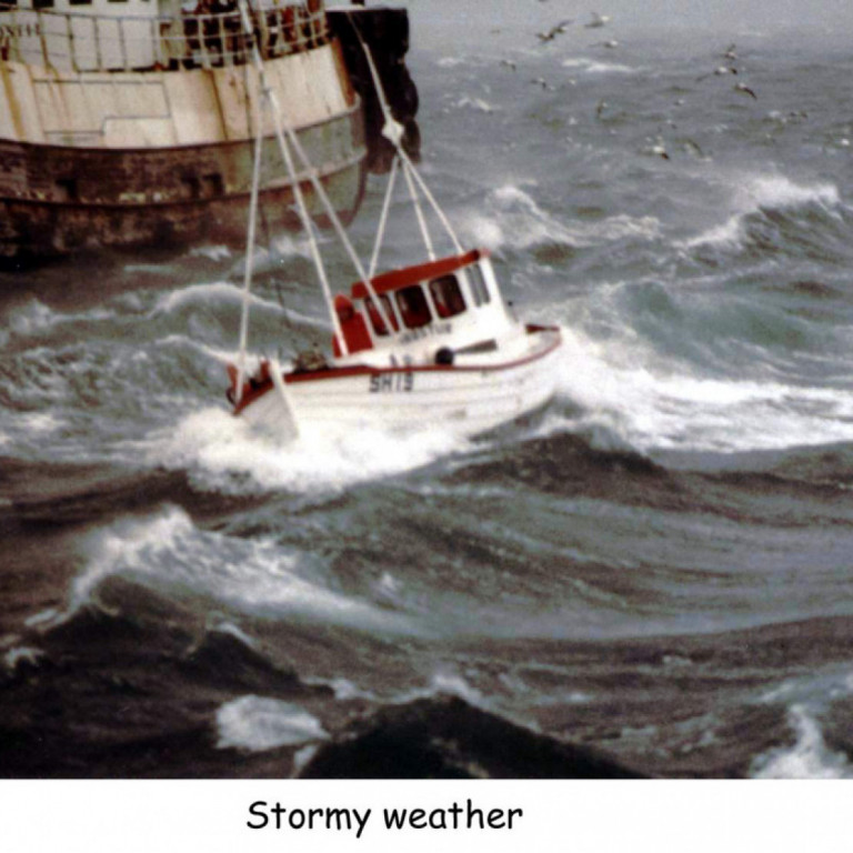 Þröstur SH 19 kemur til hafnar í hafróti