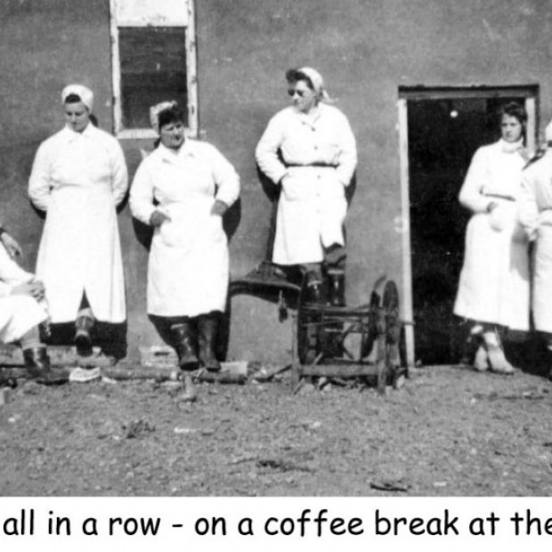 Fiskverkunarstúlkur í pásu í sólskininu við Hraðfrystihúsið.