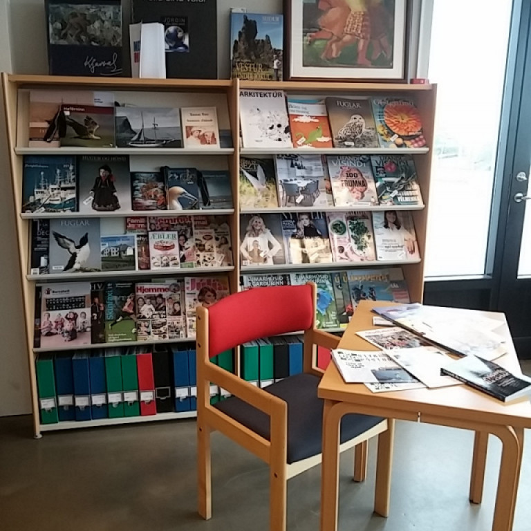 Nýjustu tímaritunum stillt upp.