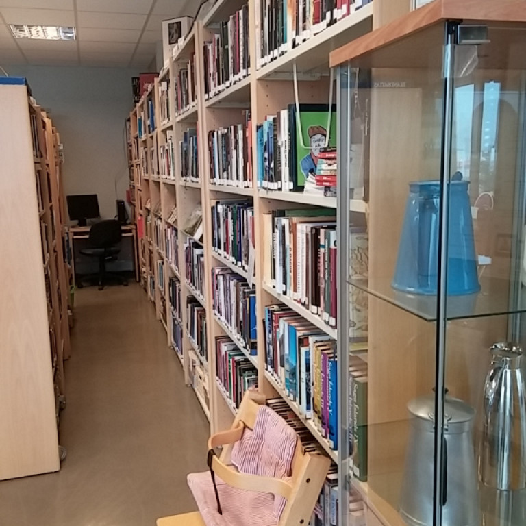 Bókasafnið í miðsalnum í Sögumiðstöðinni.