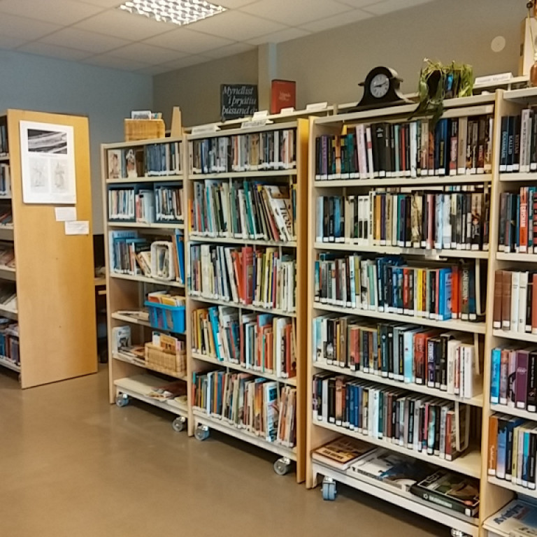 Bókasafnið í miðsal Sögumiðstöðvarinnar.