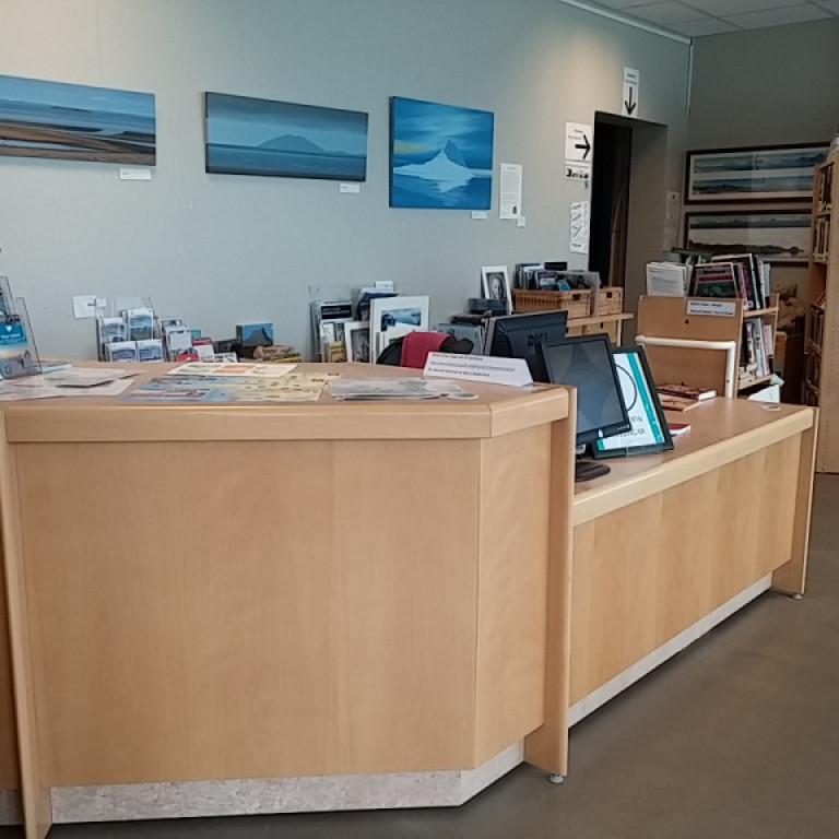 Séð inn með afgreiðslu bókasafnsins í Sögumiðstöðinni.