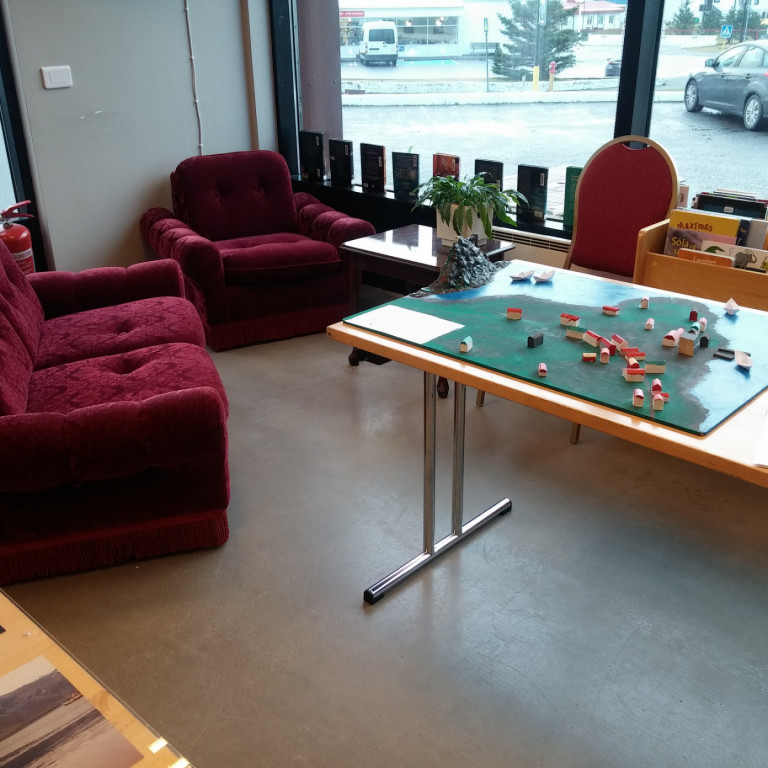 Sýning grunnskólanemenda á líkani af umhverfi sínu.