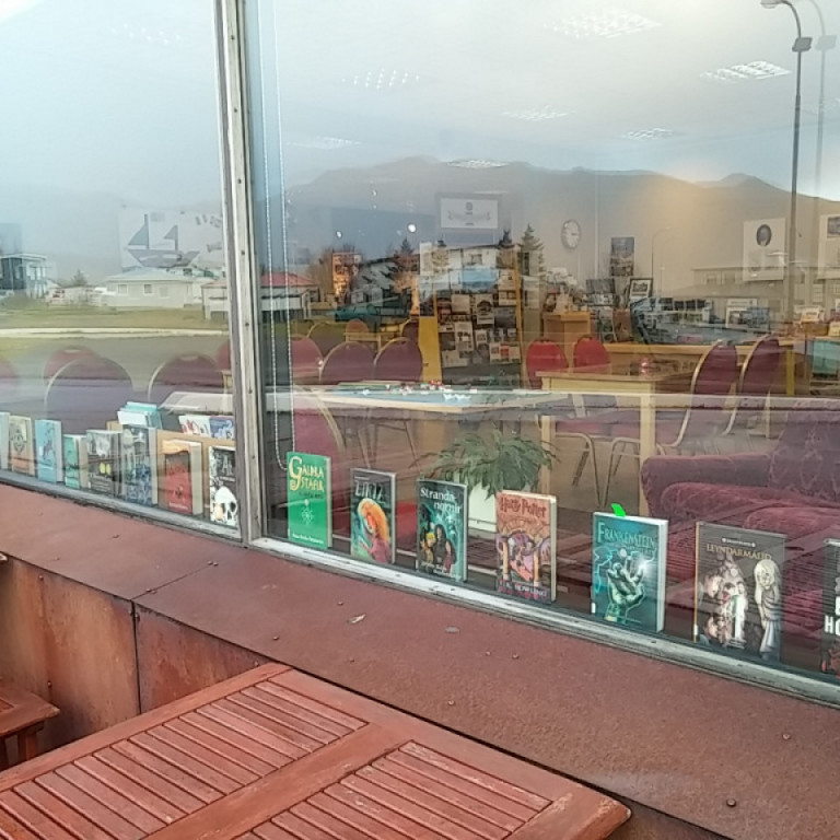 Bækur stilltar út í glugga Sögumiðstöðvarinnar.