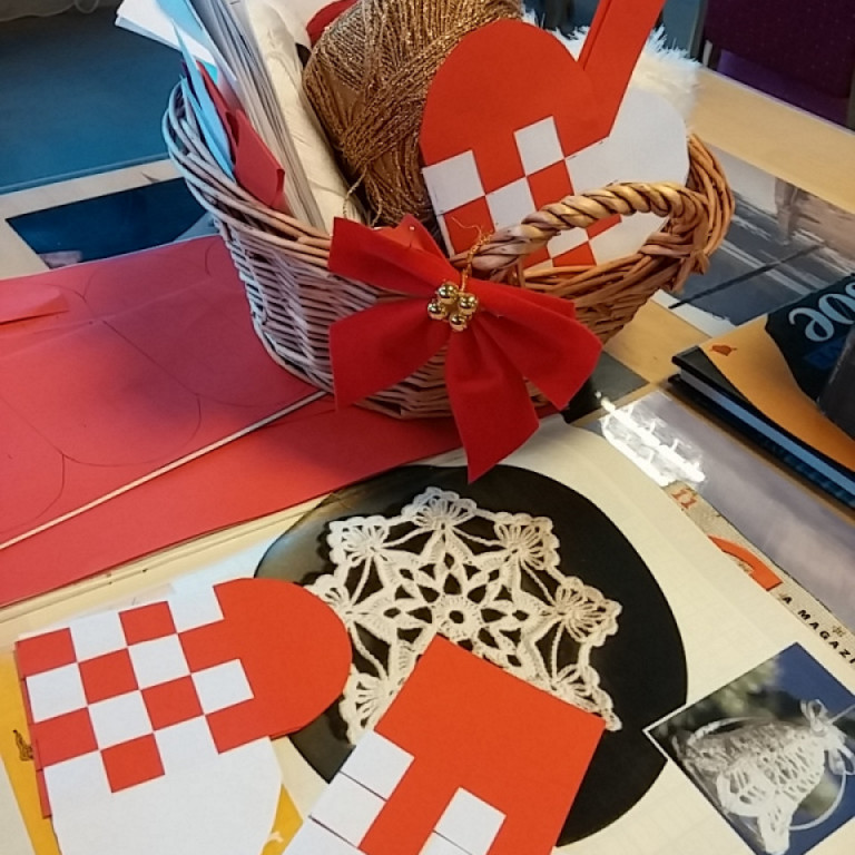 Fléttaðar körfur og heklaðar stjörnur á bókasafninu fyrir jólin.