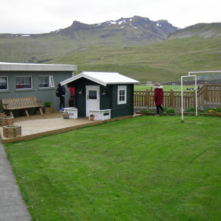 Garðaganga vorið 2009. Komið var m.a. við í garði Sævars og Elínborgar að Hlíðarvegi 3 en bæjarfélagið veitti þeim viðurkenningu fyrir fallegan garð árið 2008.