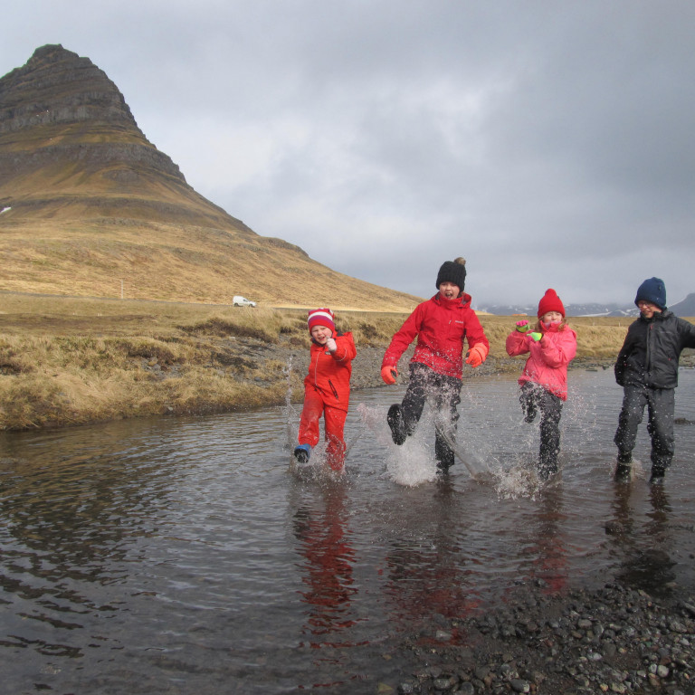 Krakkar að leik í pollunum við Kirkjufellsfoss.