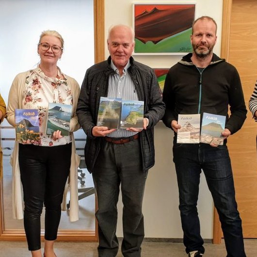 Í Ráðhúsinu fimmtudaginn 28. maí síðastliðinn þegar Gísli Karel Halldórsson, fulltrúi Eyrbyggja, afhenti bæjarráði og bæjarstjóra Grundarfjarðarbæjar gögnin til að gera þau aðgengileg öllum án kostnaðar. Frá hægri: Rósa Guðmundsdóttir formaður bæjarráðs, Jósef Kjartansson forseti bæjarstjórnar, þá Gísli Karel, Björg Ágústsdóttir bæjarstjóri og Sævör Þorvarðardóttir bæjarfulltrúi.