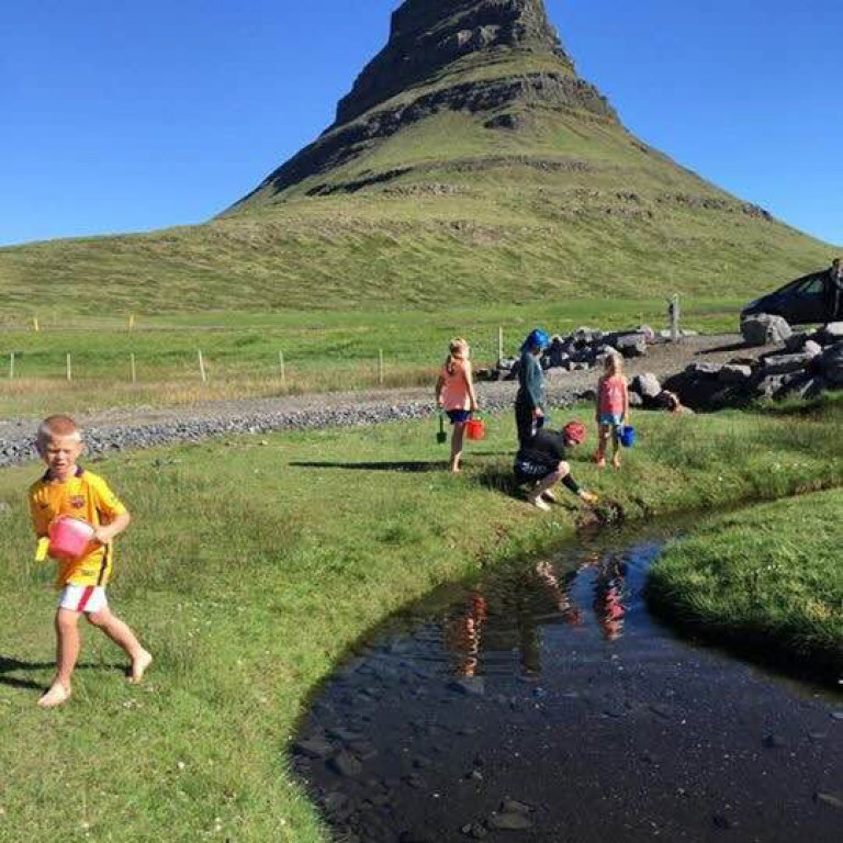 Börn að leik við læki hjá Kirkjufellsfossi.