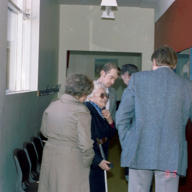 Kosningar árið 1983 fyrir 38 árum, gengið til kjörklefa. Ásgerður Guðmundsdóttir (Ása), Jóní Þorsteinsdóttir (Jonna), Níels Friðfinnsson (Nilli) o.fl.