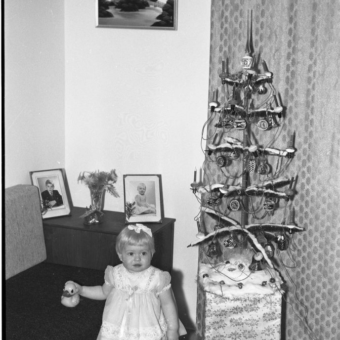 Lítil stúlka við jólatré, Kristín Anna Alfreðsdóttir.