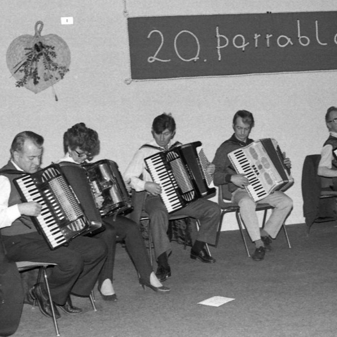 Tuttugasta þorrablót Hjónaklúbbs Eyrarsveitar var haldið árið 1985. Harmonikkuleikarar á skemmtuninni eru þau Aðalsteinn Friðfinnsson, Guðlaug Guðmundsdóttir, Tryggvi Gunnarsson, Níels Friðfinnsson og Karl Friðleifsson.