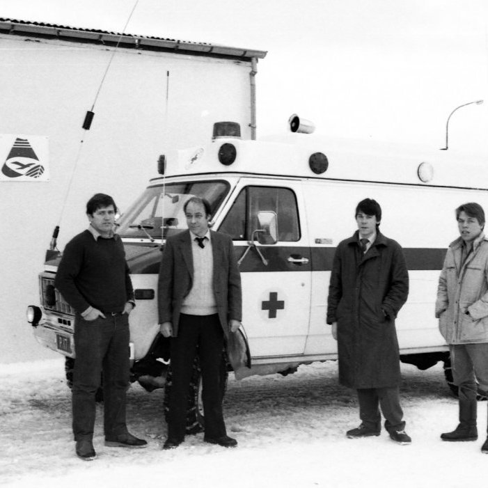 Nýr sjúkrabíll Rauða kross deildarinnar P-17 . Guðni E. Hallgrímsson, Sigurður Eggertsson, Guðmundur Smári Guðmundsson og Kristján Guðmundsson.