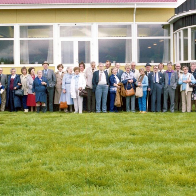 Ferðalag eldri borgara í Húsafell sumarið 1983; Kristján Kristjánsson, Hjálmar Gunnarsson, Elna Bárðarson, Karl Bjarni Guðmundsson, Pétur Konráðsson, Valgerður Skarphéðinsdóttir, ?, Ingibjörg Kristjánsdóttir, Guðrún Ólafsdóttir, Guðmundur Runólfsson, Ingibjörg Hansdóttir, Bergþóra Sigurðardóttir, ?, Helga Gunnarsdóttir, Sigurður Helgason, Pétur Jónsson, Njáll Gunnarsson, ?,  Runólfur Þorkelsson, Marta K. Böðvarsdóttir, Þorkell Gunnarsson, Valgerður Haraldsdóttir, Halldór Finnsson, Valdimar Jóhannsson, Gunnar Jóhannesson (bílstjóri), Ólafur Ólafsson, Magnús Jóhannsson,  Bára Hallgrímsdóttir, Helga Þóra Árnadóttir, Sigurlín Guðmundsdóttir, Pálína Gísladóttir, Óskar Sæmundsson, Jeremías Kjartansson, Cecelía Kristjánsdóttir og                                  leiðsögumaður ferðarinnar Davíð Aðalsteinsson frá Arnbjargarlæk.