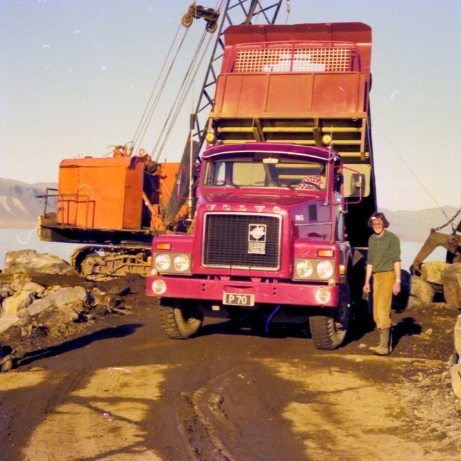 Myndin hefur birst áður: Vegavinna og hafnargerð: Ágúst Sigurjónsson á P-70. Ágúst var þarna að vinna í hafnarframkvæmdum á Arnarstapa árið 1976. Ágúst Sigurjónsson á tali við Karl V. Matthíasson, sem seinna varð sóknarprestur í Grundarfirði, og til vinstri sést Sigurgeir Brynjar Kristgeirsson, Binni frá Felli, Arnarstapa, nú framkvæmdastjóri Vinnslustöðvarinnar í Vestmannaeyjum.
