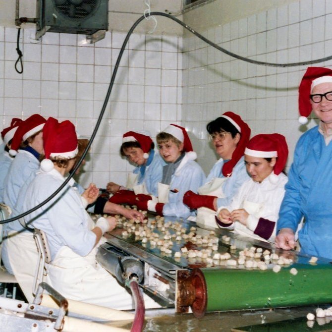 Jólastuð í Fiskvinnslu SC. Hátíðar hörpudiskur á færibandinu. Nöfn: Páll Cecilsson, Friðsemd Ólafsdóttir, Valdís Kjartansdóttir, Hafdís Pétursdóttir, Þóra Karlsdóttir og Magnús Jóhannsson