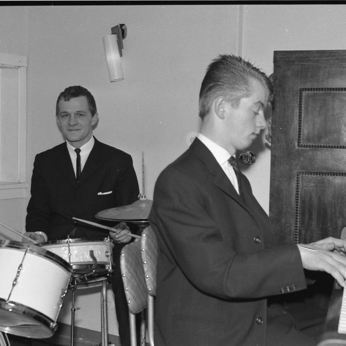 Skemmtun í samkomuhúsi, Óskar Ásgeirsson á trommum og Níels Friðfinnsson á píanó.