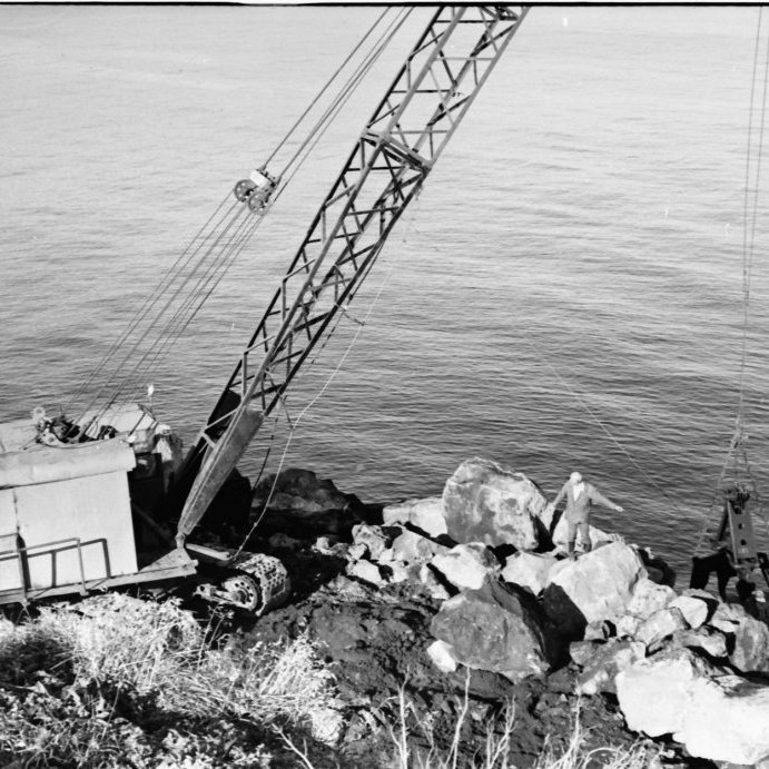 Unnið að hafnargerð á Arnarstapa sumarið 1976