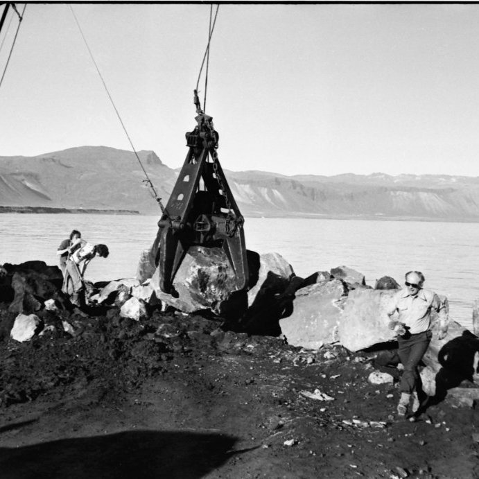 Unnið að hafnargerð á Arnarstapa sumarið 1976