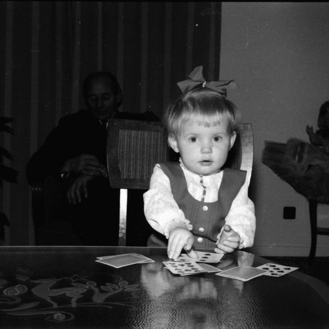 Kristín Hrönn Pálsdóttir leggur jólakapal á meðan beðið er eftir jólunum