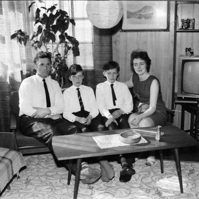 Hjónin á Akurtröðum, Þorkell Gunnarsson og Marta Böðvarsdóttir með syni sína Sigurð og Gunnar.