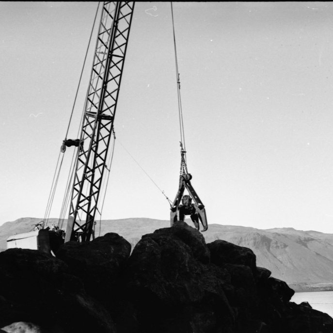 Unnið að hafnargerð á Arnarstapa sumarið 1976