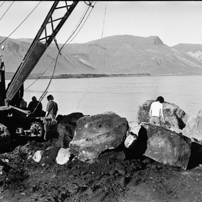 Unnið að hafnargerð á Arnarstapa sumarið 1976