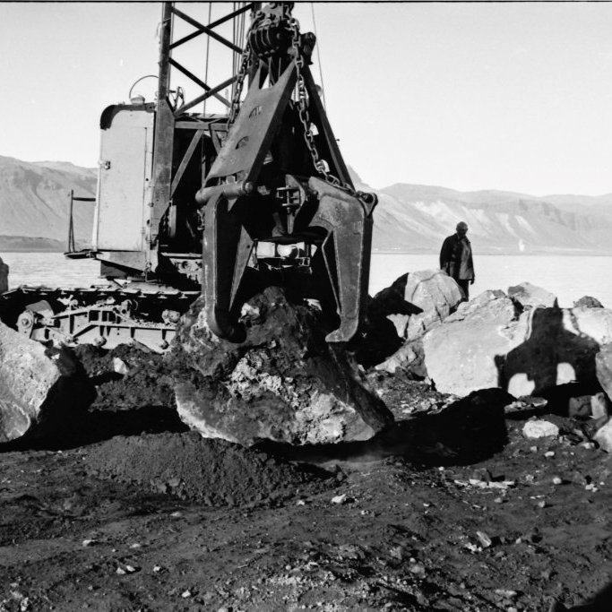 Unnið að hafnargerð á Arnarstapa sumarið 1976