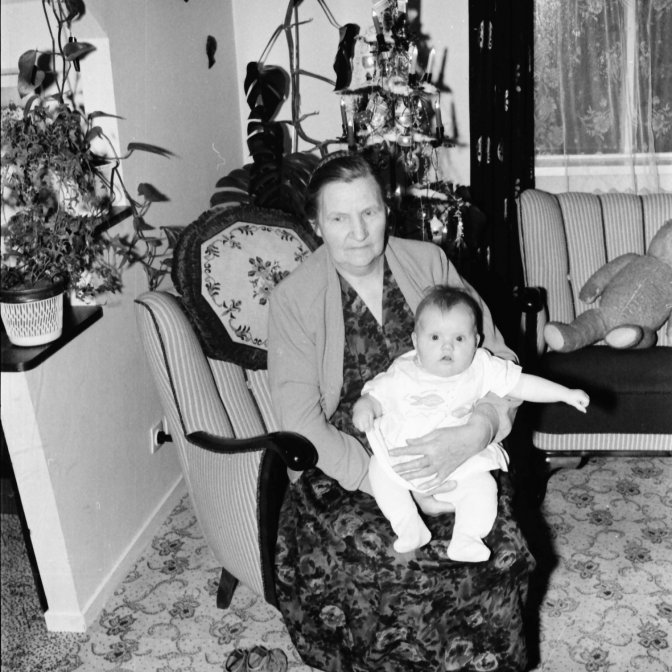 Kristín Runólfsdóttir með barnabarn og nöfnu sína Kristínu Soffaníasdóttur árið 1963