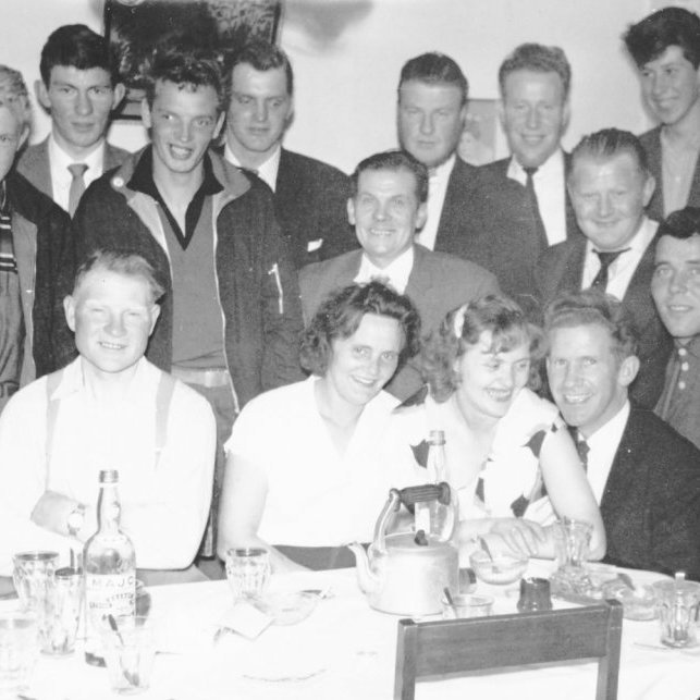 (Neðri röð, frá hægri) Soffanías Cecilsson, Hulda Vilmundardóttir, Bára Hallgrímsdóttir og Magnús Jóhannsson ásamt áhöfn Grundfirðings ll; (efri röð) Magnús Magnússon, Kjartan Gunnarsson, Lýður Valgeir Lárusson, Þorvarður Lárusson, Pétur Jónsson, Sigurður Lárusson, Ragnar Kristjánsson, Jón Elbergsson, ? (hver er efst í hægra horni?) og Garðar Gunnarsson.