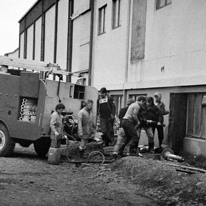 Slökkviliðið tilbúið að fara inn í Hraðfrystihúsið. Á slöngunni eru þeir Pétur Guðráð Pétursson og Ragnar Elbergsson. Við slökkvibílinn standa þeir Ómar Örn Grímsson, Grímur Haraldsson og Hafsteinn Jónsson.