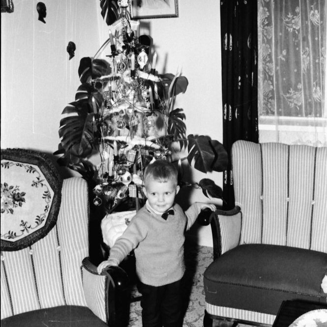 Lítill drengur við jólatré, Magnús Soffaníasson.