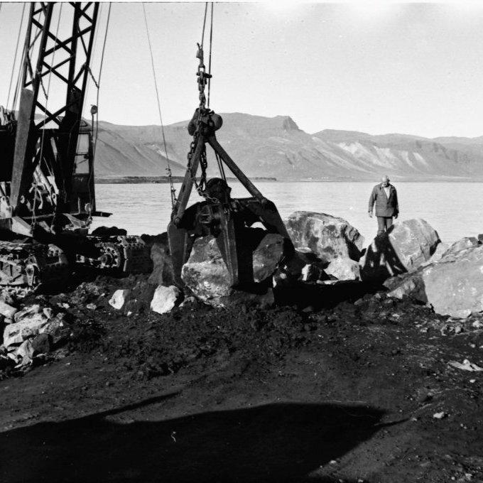 Unnið að hafnargerð á Arnarstapa sumarið 1976