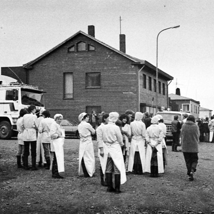 Sama aðgerð í gangi hjá slökkviliðinu (sjá næstu mynd). Myndin er tekin út eftir Nesvegi og þar má t.d. sjá fjórbýlishúsið Götuprýði að Nesvegi 7, en það hús er farið og stendur þar í dag hús Mareindar ehf.