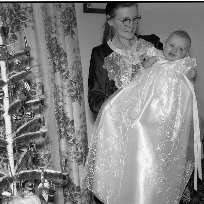 Lítil stúlka skírð á jólum, Valgerður Skarphéðinsdóttir með dótturdóttur sína, Guðrúnu Magnúsdóttur.