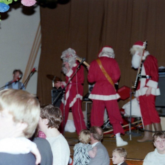 Jólarokk Nilli og þrír jólasveinar á jólaballi í samkomuhúsinu