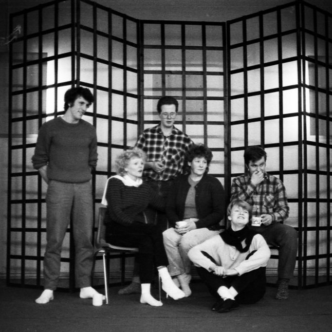 Leikfélag Grundarfjarðar að æfa verkið Togstreita eftir Inga Hans Jónsson.  Aðalsteinn Böðvarsson, Hjördís Hlíðkvist Bjarnadóttir, Grétar Höskuldsson, Salbjörg Nóadóttir, Björg Ágústsdóttir og Ingi Hans Jónsson. Snemma árs 1984.