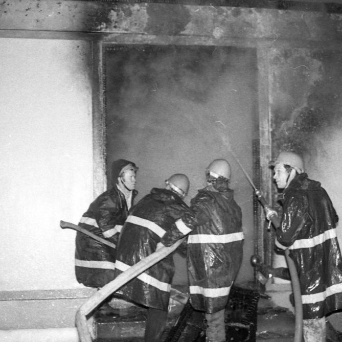 Það kviknaði í spennustöðinni og slökkviliðið ræðst að eldinum til að slökkva hann.  Pétur Guðráð Pétursson og Ási Clausen.