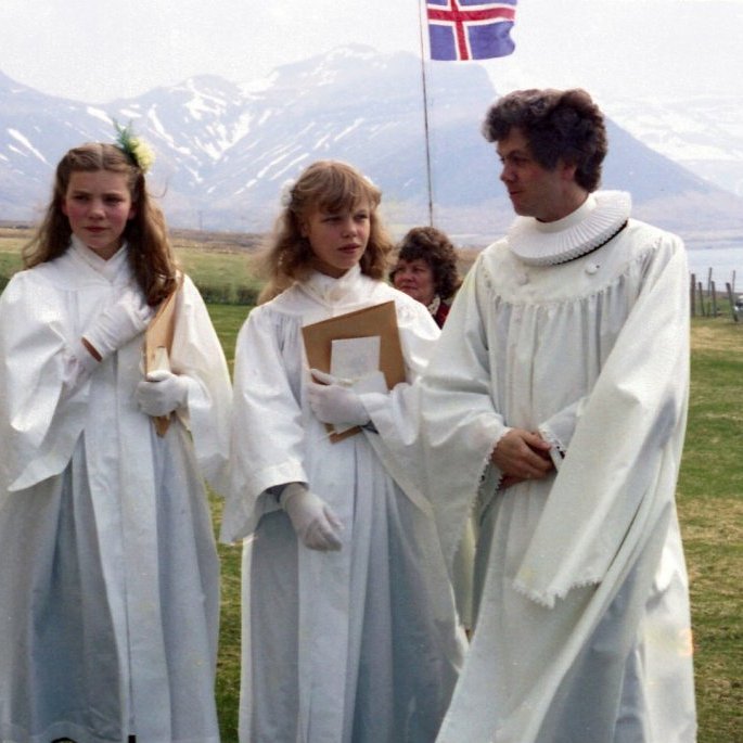 Setbergskirkja, ferming; Anna Njálsdóttir (Suður Bár), Ásthildur Elva Kristjánsdóttir (Skallabúðum) og Séra Jón Þorsteinsson.  Árið er 1979.