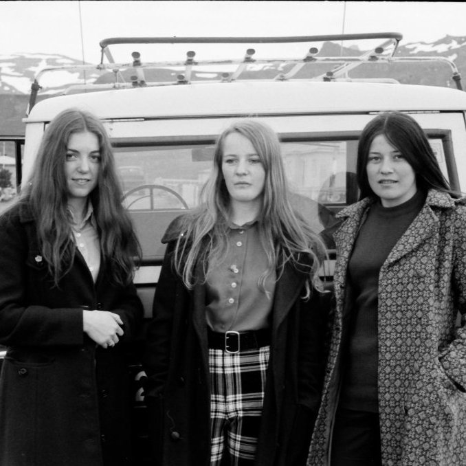 Stúlkur við Bronco-jeppann hans Bærings. Sigríður Einarsdóttir, Ásrún Jónsdóttir og Helga Gróa Sigurðardóttir.