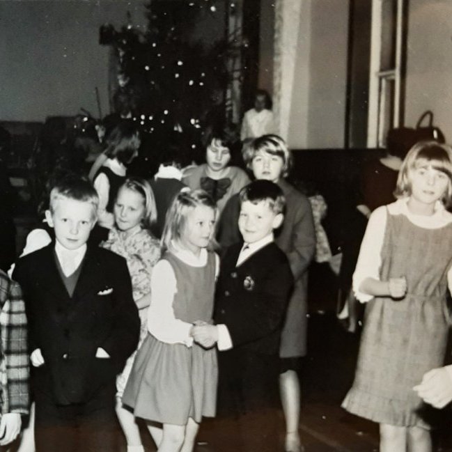 Börn á jólaballi í samkomuhúsinu í kringum 1960.