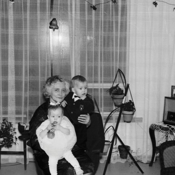 Amman með barnabörnin sín komin í sparifötin og bíða jólanna. Jóní Þorsteinsdóttir, Þorsteinn og Guðbjörg Elín Friðfinnsbörn