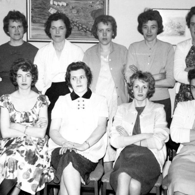 Saumaklúbburinn Hjarta nían árið 1961. Efri röð Ólína Jónsdóttir (Lína í Flatey), Gróa H. Guðjónsdóttir, Aðalheiður Magnúsdóttir (Heiða), Ragnheiður Benidiktsdóttir (Adda), Björk Guðlaugsdóttir. Neðri röð Kristín Friðfinnsdóttir (Stína), Hulda Vilmundardóttir, Sigurrós Árnadóttir (Rósa) og Guðmunda Hjartardóttir (Munda).