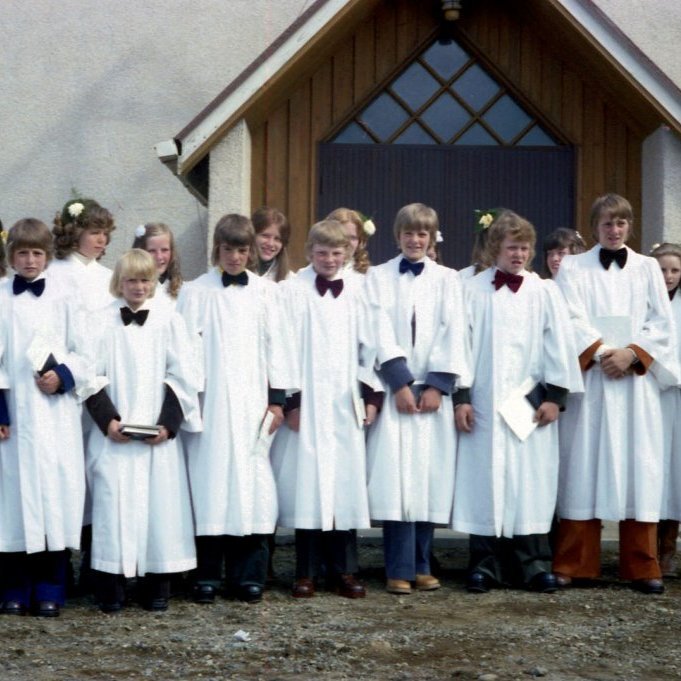 Grundarfjarðarkirkja, ferming 1976; Gunnar Tryggvason, Ingibjörg Þórólfsdóttir, Skarphéðinn Ólafsson,                          Sína S. Magnúsdóttir, Kjartan Elíasson, Svala Jónsdóttir, Guðni Guðnason, Hrönn Júlíusdóttir, Valgeir Njálsson, Auður Hanna Ragnarsdóttir, Árni Ól. Reynisson, Gísli Hallgrímsson, Helga Grímsdóttir, Guðmundur Skúli Guðmundsson, Vilborg Soffía Karlsdóttir, Andrea Þórunn Björnsdóttir og Guðrún Margrét Sigurðardóttir, ásamt sr. Jóni Þorsteinssyni, sóknarpresti.  Árið er 1976.
