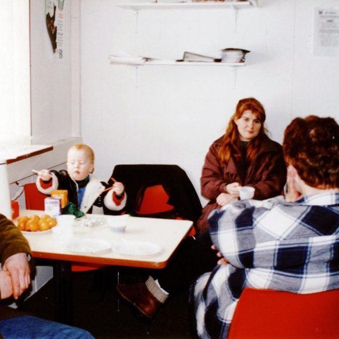 Og þar sem kosningar eru nýafstaðnar er ekki úr vegi að skella inn einni sem er sennilega 26 ára gömul og sýnir að allt þetta kosningastúss getur farið í marga hringi. Ungi drengurinn er að spá hvort eigi að kjósa trópí eða mjólk. Talið til vinstri er Hallur Pálsson, Sigþór Fannar Grétarsson, Olga Sædís Aðalsteinsdóttir og Guðbjörg Jenný Ríkharðsdóttir sem spá í bolla.