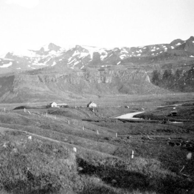 Hér er mjög gömul mynd úr safni Bærings, mynd frá Grund; gamli bærinn og útihúsin. Þarna er enginn vegur kominn og Grundaráin liðast áfram og Grundarfoss sést þarna í baksýn. Ásýnd svæðisins hefur tekið mjög miklum stakkaskiptum í gegnum árin. Í dag liggur þjóðvegurinn þarna og brú yfir Grundará, byggt var síðan yfir gamla bæinn og í dag er þarna myndarleg ferðaþjónusta.