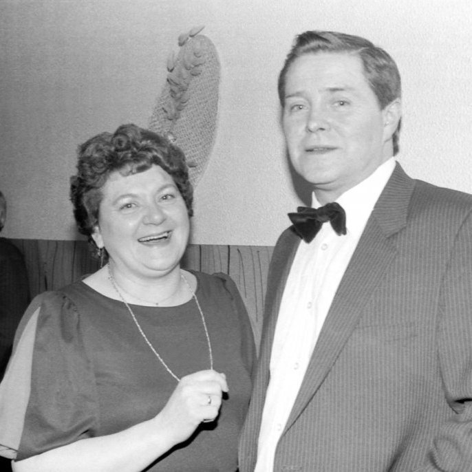 Hjónin Guðmunda Hjartardóttir og Jón Hansson á þorrablóti. Í baksýn má sjá þá Garðar Gunnarsson og Soffanías Cecilsson. Fallega brosmilda Munda okkar kvaddi síðastliðinn þriðjudagsmorgun 17. maí, sem var með fyrstu blíðviðrisdögum sumarsins. Nú er Munda komin til Nonna síns og allra þeirra sem á undan eru farnir og taka á móti henni í sumarlandinu, en hér kvaddi hún okkur með hækkandi sól.