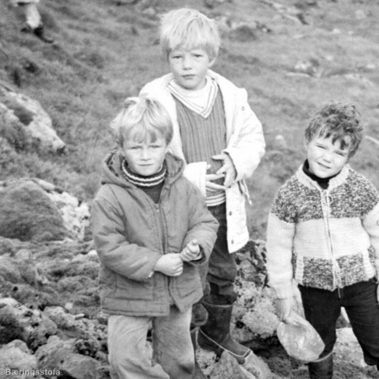 Hér eru þrjú krakkakrútt í Grundarrétt, en eru þarna komin aðeins upp í hlíðina fyrir ofan réttina. Talið frá vinstri, Eva Jódís Pétursdóttir, Sædís Guðmundsdóttir og Gaukur Garðarsson.